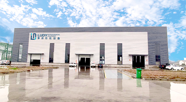 關(guān)于魯?shù)鲜? ></dt>
            <dd>
                <p>
                    江蘇魯?shù)鲜O(shè)備有限公司是一家集研發(fā)，設(shè)計(jì)、生產(chǎn)、銷售和服務(wù)為一體的現(xiàn)代技術(shù)企業(yè)。涵蓋石油和天然氣行業(yè)，涉及油田，氣田及水處理環(huán)保等領(lǐng)域。 <br>
                    公司致力于成為油田設(shè)備領(lǐng)域的行業(yè)領(lǐng)跑者，產(chǎn)品包含分離器，換熱器等地面測(cè)試設(shè)備和水處理等環(huán)保設(shè)備，立足于全國(guó)市場(chǎng)，緊密結(jié)合油氣行業(yè)上中下游不同特點(diǎn)，深挖客戶應(yīng)用。公司擁有強(qiáng)大的工程制造和設(shè)計(jì)制造能力。我們?cè)谀崛绽麃啞⒍砹_斯、泰國(guó)、緬甸、沙特阿拉伯等許多國(guó)家都有成功的項(xiàng)目經(jīng)驗(yàn)。<br>
                    魯?shù)鲜劳袕?qiáng)大的研發(fā)實(shí)力，融合世界前沿的技術(shù)理念，快速響應(yīng)客戶的變化需求，為行業(yè)客戶提供先進(jìn)、可靠、安全、高質(zhì)量、的成套工程設(shè)施和產(chǎn)品解決方案，以及相關(guān)軟硬件產(chǎn)品、平臺(tái)及服務(wù)。
                </p>
                <a href=